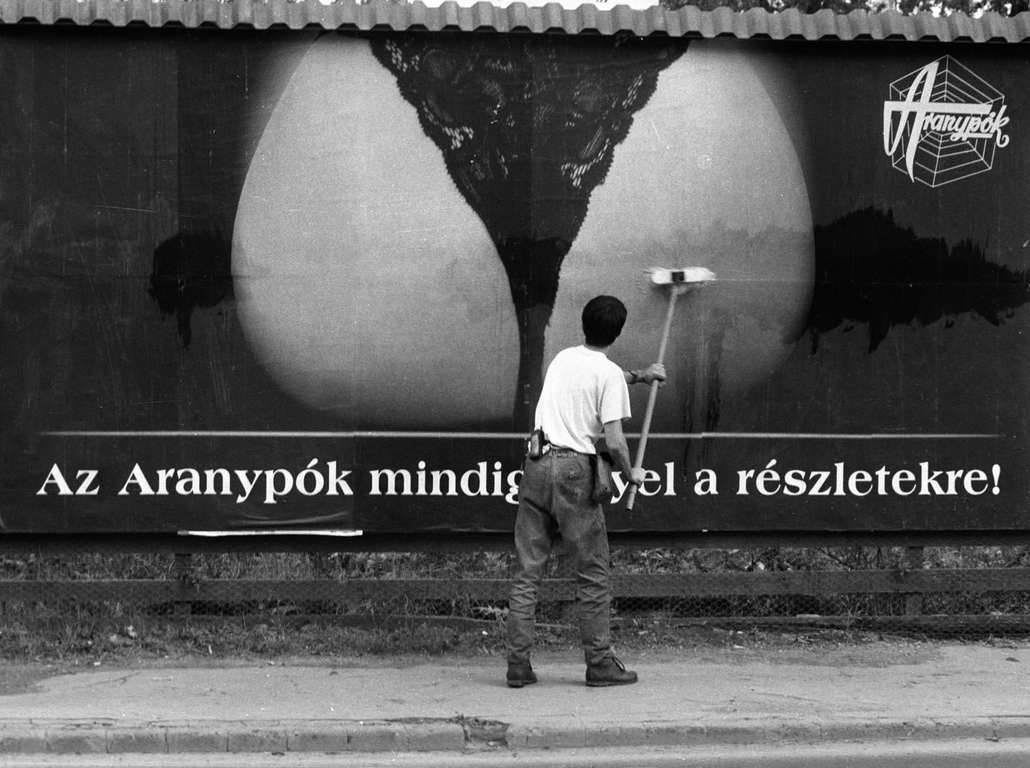 Teknős Miklós: Plakátragasztó, 1999 © Teknős Miklós/Magyar Sajtófotó