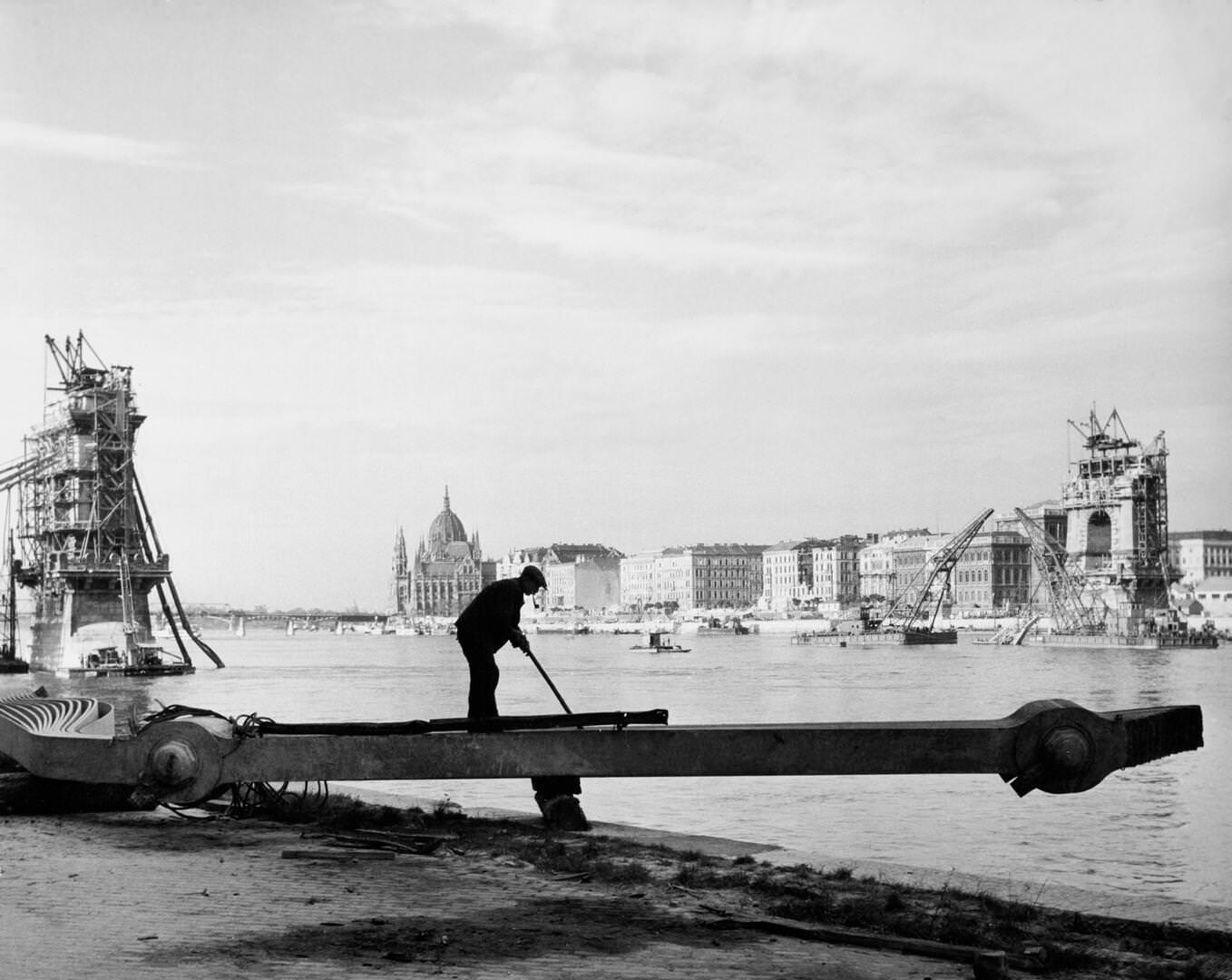 [A második világháborúban elpusztított Lánchíd újjáépítésén dolgozó munkás, Budapest], 1948, Robert Capa, Courtesy International Center of Photography | [Man working on the rebuilding of the Chain Bridge destroyed in World War II, Budapest], 1948, Robert Capa, Courtesy International Center of Photography 