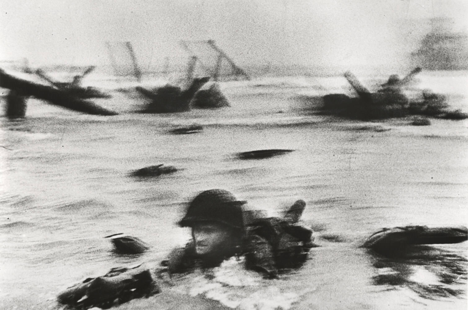 American troops landing on Omaha Beach, D-Day, Normandy, France, June 6, 1944 Robert Capa / International Center of Photography / Magnum Photos / Capa Center – Budapest Photos: Hungarian Collection of The Robert Capa Photographs – Robert Capa Contemporary Photography Center, Budapest 