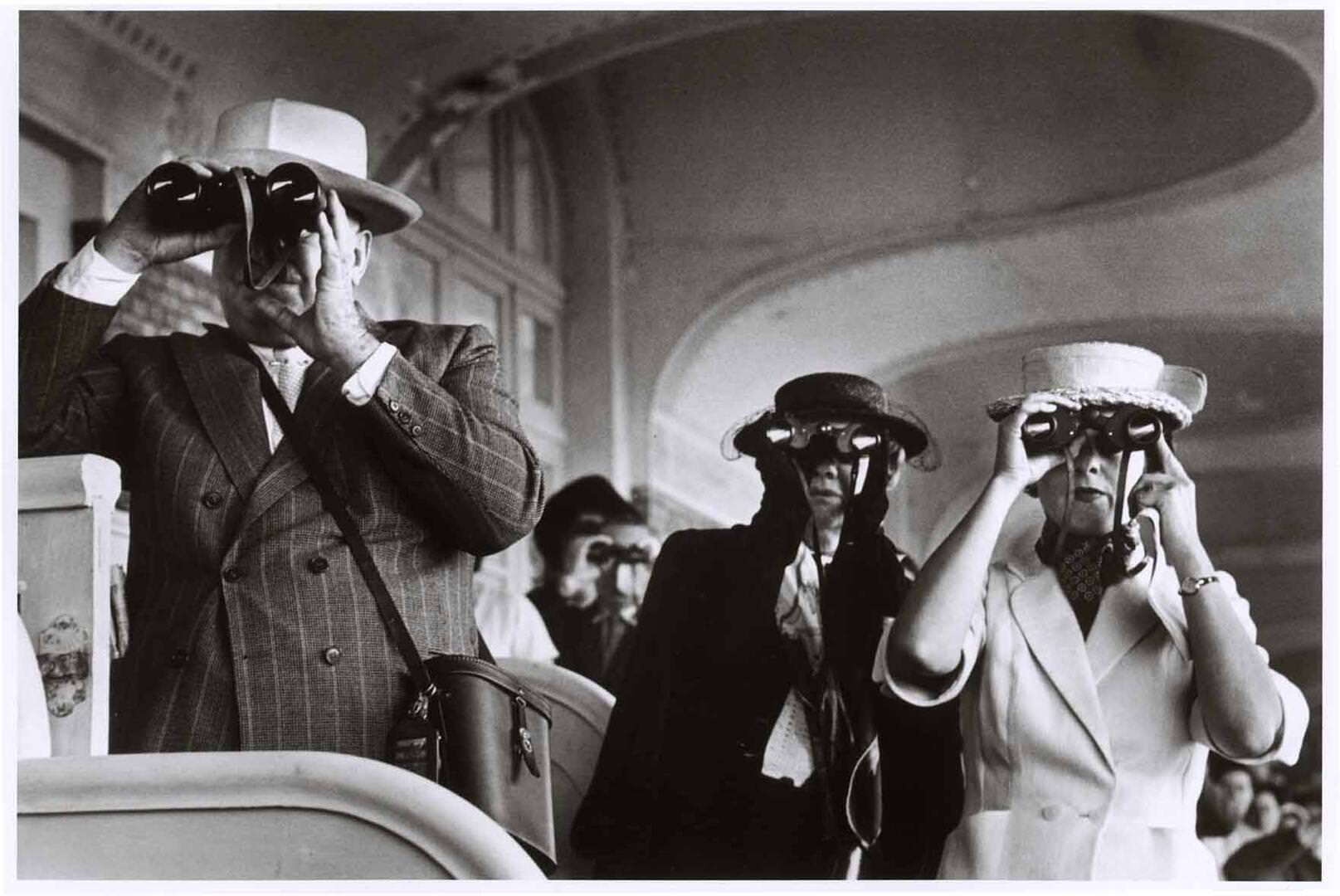 Watching the horse races, Deauville, France, August 1952 Robert Capa / International Center of Photography / Magnum Photos / Capa Center – Budapest Photos: Hungarian Collection of The Robert Capa Photographs – Robert Capa Contemporary Photography Center, Budapest 