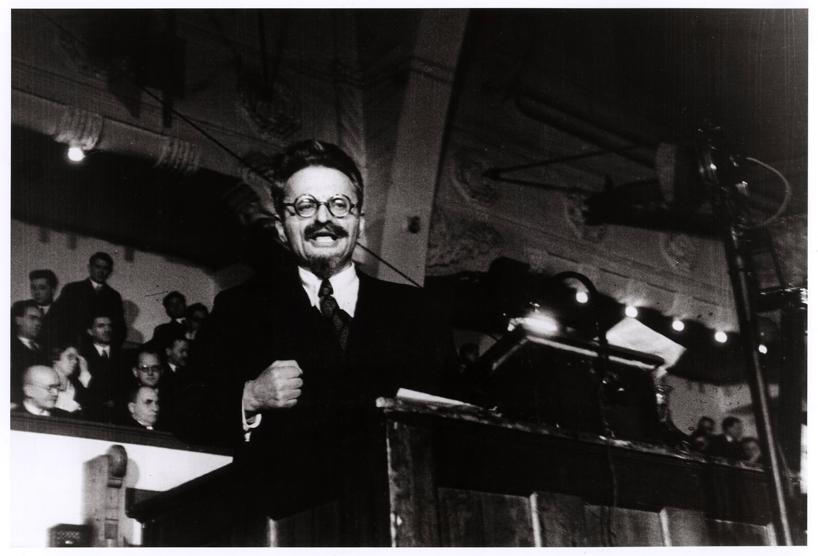 Lev Trockij az orosz forradalom történetéről tart előadást dán diákoknak. Koppenhága, Dánia, 1932. november 27. | [Leon Trotsky lecturing Danish students on the history of the Russian Revolution, Copenhagen, Denmark], November 27, 1932 Magyarországi Robert Capa képek gyűjteménye © International Center of Photography/Magnum Photos/Robert Capa Kortárs Fotográfiai Központ 