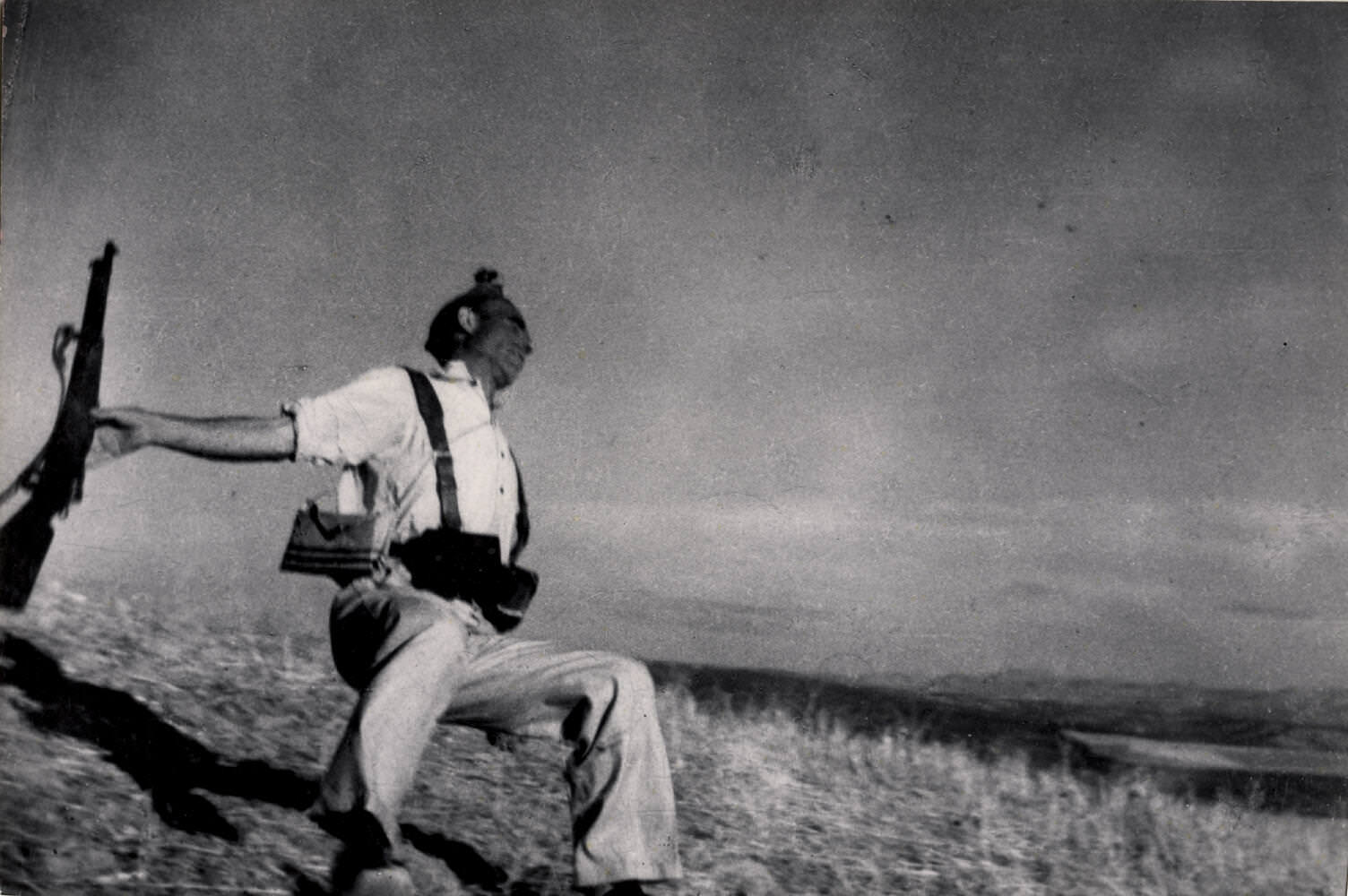A milicista halála. Espejo közelében, córdobai front, Spanyolország, 1936. szeptember eleje | [Death of a Loyalist militiaman near Espejo, Córdoba front, Spain], early September 1936 Magyarországi Robert Capa képek gyűjteménye © International Center of Photography/Magnum Photos/Robert Capa Kortárs Fotográfiai Központ  