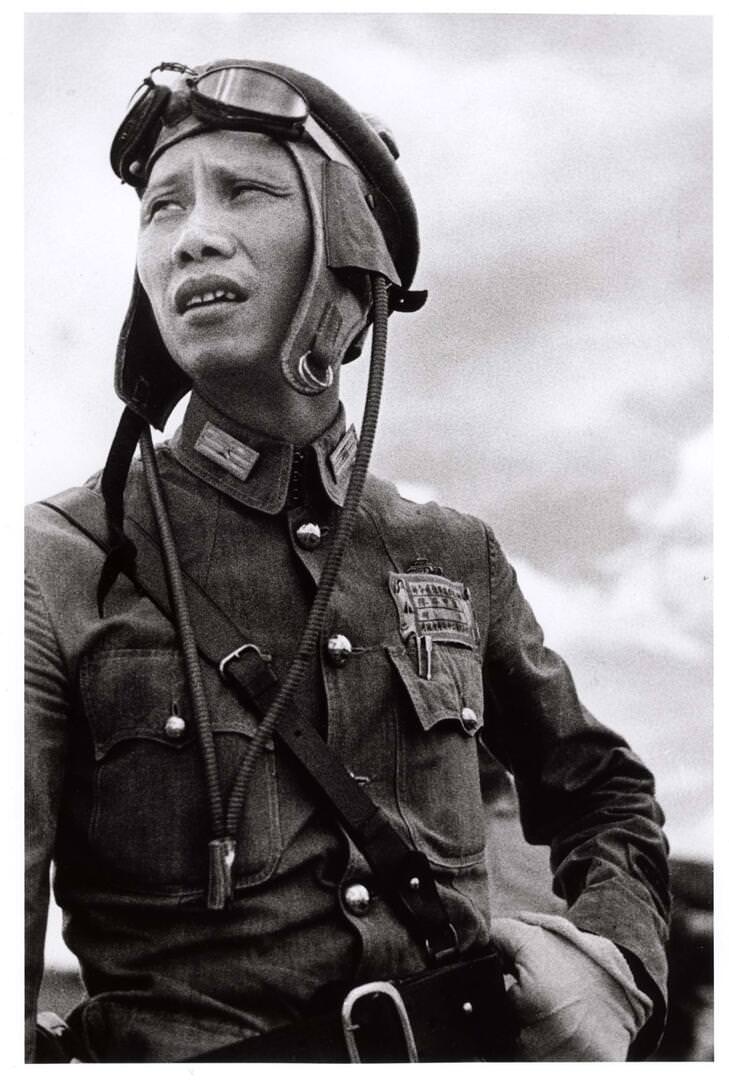 Kínai pilóta. Kína, 1938. július-augusztus | [Pilot, China], July-August 1938 Magyarországi Robert Capa képek gyűjteménye © International Center of Photography/Magnum Photos/Robert Capa Kortárs Fotográfiai Központ 