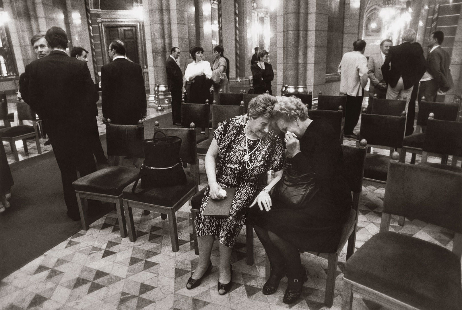 Bánkuti András: 1956-os mártírok özvegyeinek kitüntetése a Parlamentben, 1990  © Bánkuti András