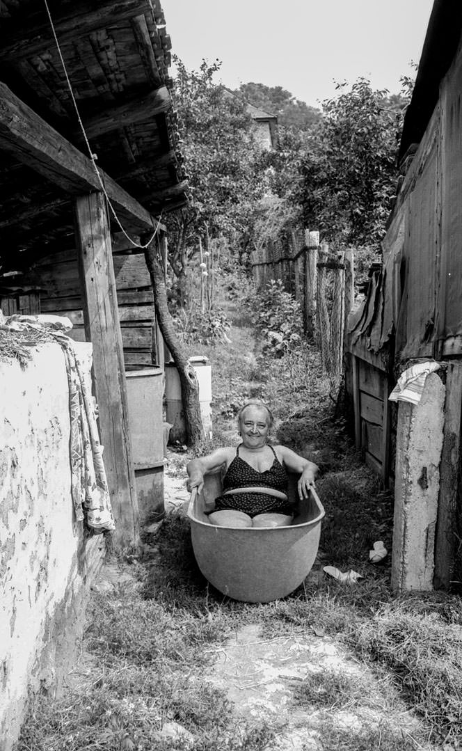 Felvégi Andrea: Ózd, fürdőzés, 1987 © Felvégi Andrea