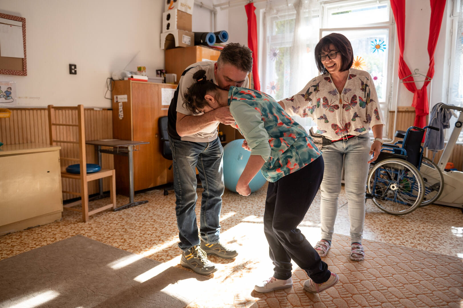 Komka Péter: A 23 éve autizmussal élő Lili édesapjával Salgótarjánban 2022. március 25-én. 