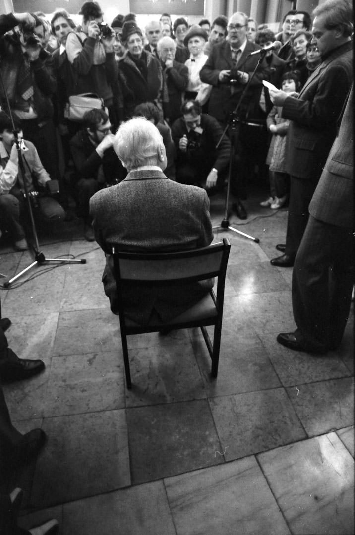 A születésnapi André Kertész-kiállítást Féner Tamás nyitotta meg a Vigadó Galériában 1984-ben, Schwanner Endre felvétele