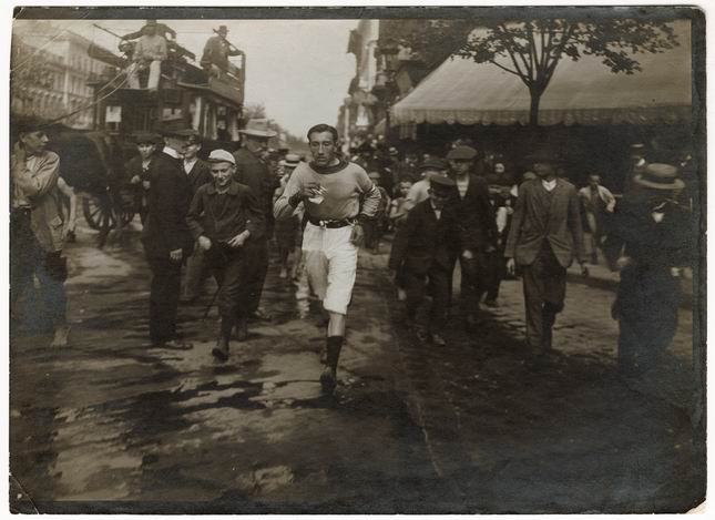 Jelfy Gyula: Francia távgyalogló az Andrássy úton, 1906, Magyar Nemzeti Múzeum Történeti Fényképtár
