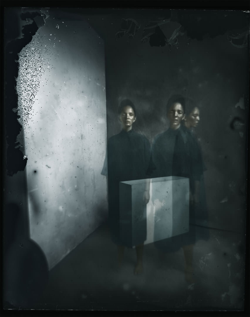 Dobos Tamás: Bending space, 2016-2020, részlet a W című sorozatból, üvegnegatív, giclée print