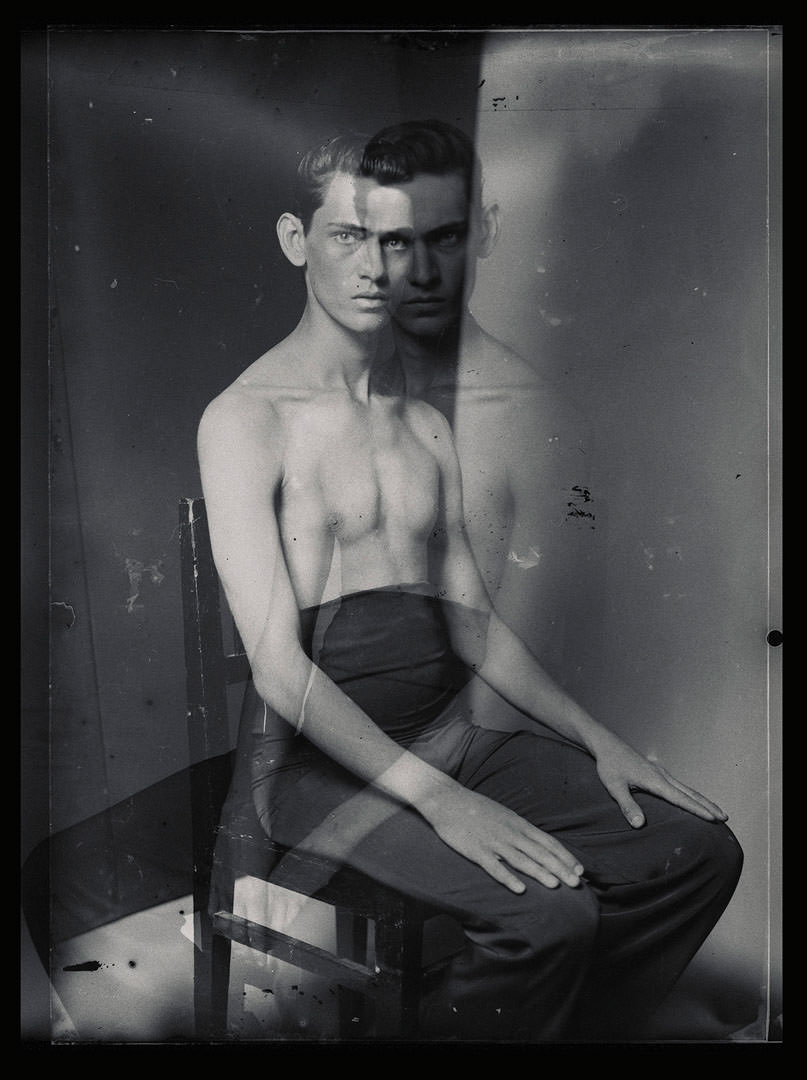 Dobos Tamás: Sitting boy