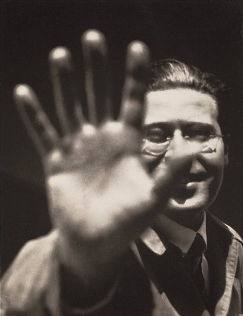 Autoritratto con palmo di mano, gelatina d’ argento, 1925-1929 │ Selbstportrait mit Hand (Self-Portrait with  Hand), gelatin silver print, 1925-1929 Source: Moholy-Nagy Foundation