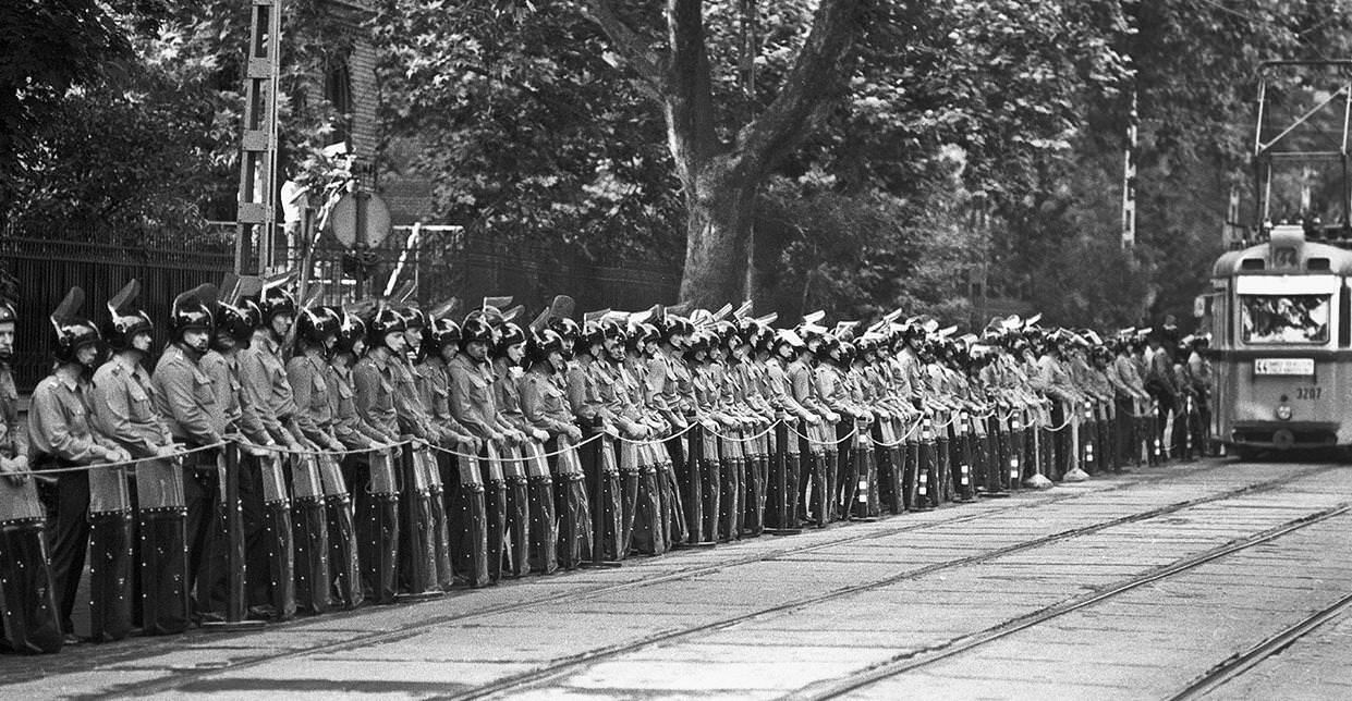 Kiss-Kuntler Árpád: Tüntetés az erdélyi falurombolás ellen 1998, részlet a sorozatból