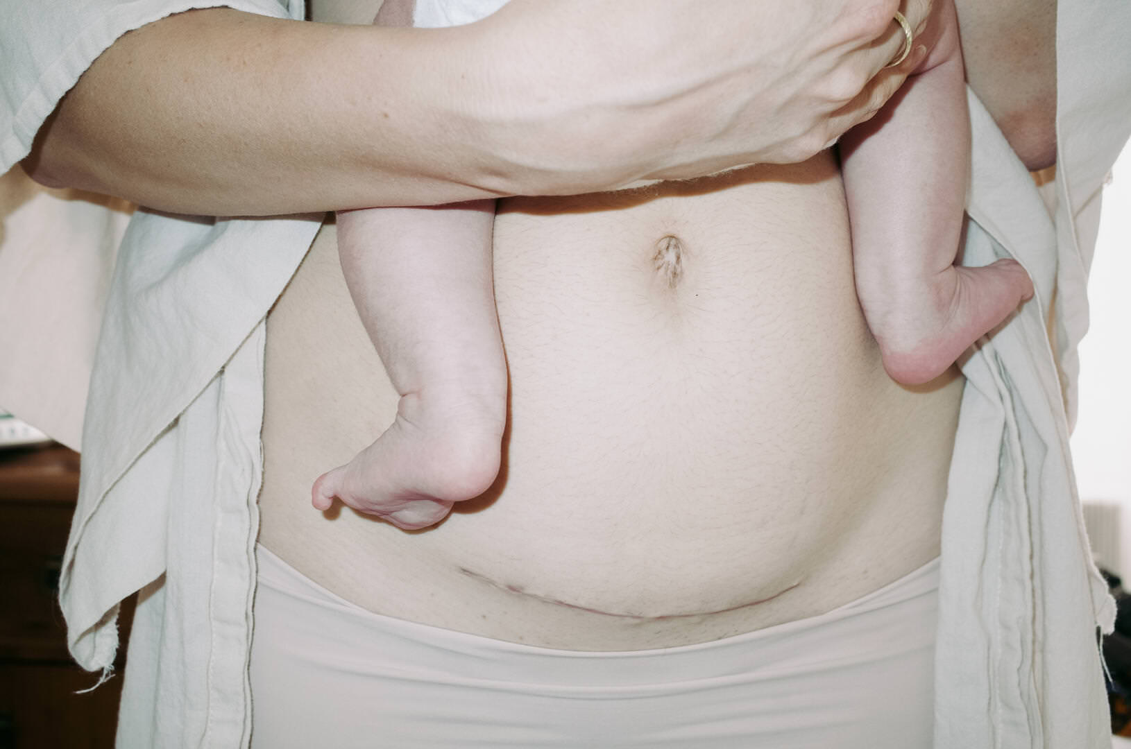 Kölcsey-Gyurkó Sára: Gyermekágy, részlet a sorozatból | Hush little baby, don’t say a word, from the series © Sára Kölcsey-Gyurkó