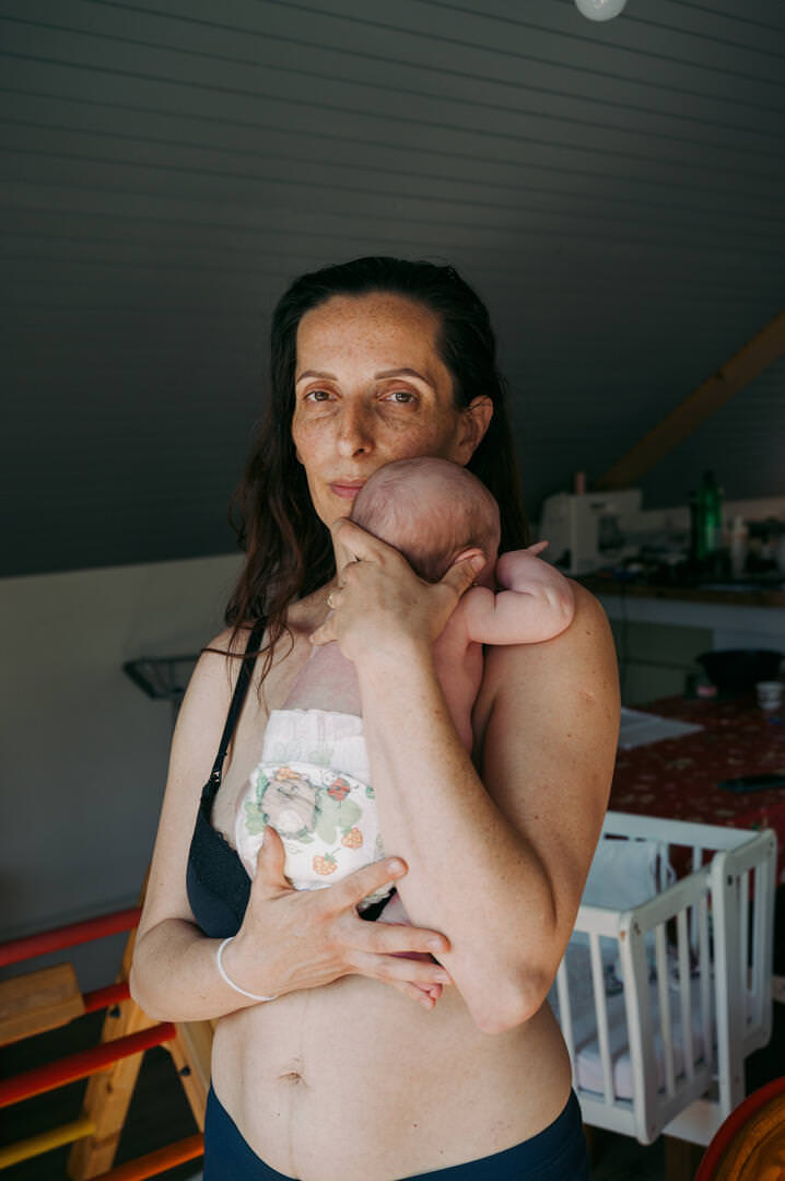 Kölcsey-Gyurkó Sára: Gyermekágy, részlet a sorozatból | Hush little baby, don’t say a word, from the series © Sára Kölcsey-Gyurkó