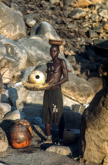 Nuba népek. Egy asszony vizet gyűjt egy kútból, négy kilóméternyire Kao falutól. Dél-Kordofán, Szudán, 1949 │ The Nuba people. A woman collecting water from a well, two and a half miles from the village of Kao. Sudan, 1949. © George Rodger/Magnum Photos 