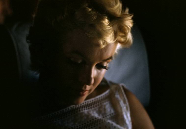 Marilyn Monroe amerikai színésznő útban Bement fel. Illinois, USA,  1955 │ American actress Marilyn Monroe on her way to Bement. Bement, USA, 1955. © Eve Arnold/Magnum Photos 