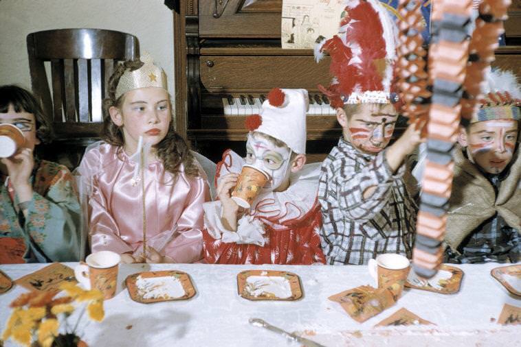 Halloween-parti.Seattle, Washington, USA, 1955│ Halloween party. Seattle, USA, 1955. © Burt Glinn/Magnum Photos 
