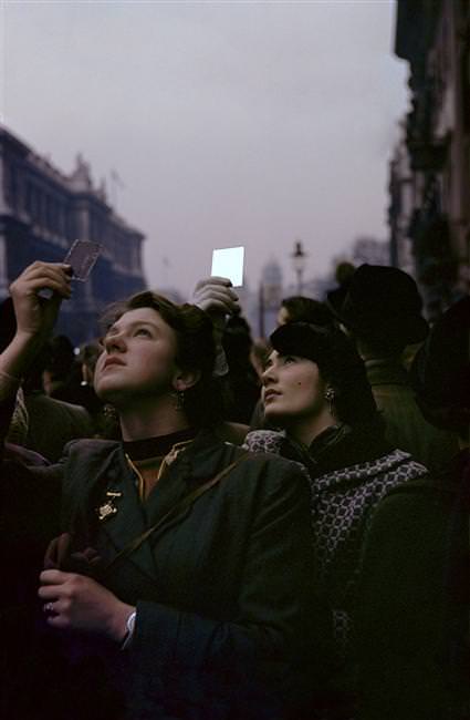 Az Emlékezés Vasárnapja (a britek háborús megemlékezésének napja). London, Anglia, 1953 │ Remembrance Sunday. London, England, 1953 © Inge Morath/Magnum Photos 