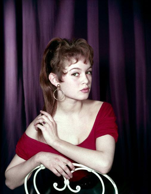 Bridget Bardot francia színésznő portréja 17 éves korában párizsi lakásában. Párizs, Franciaország, 1951│ Portrait of French actress Brigitte Bardot, age 17, in her Paris apartment. Paris, France, 1951. © Philippe Halsman/Magnum Photos 