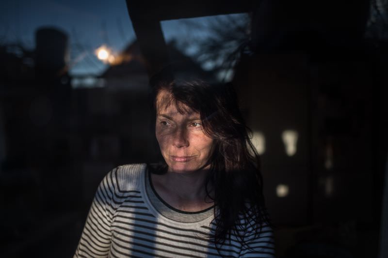 Móricz-Sabján Simon: Mária sok év után dolgozik ismét, a helyi kocsmában pultos ‪reggel 6-tól este 9-ig‬, ‪hétfőtől péntekig‬, napi 5000 forintért. 