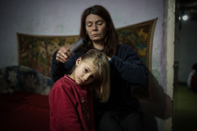 Móricz-Sabján Simon: Mária és Luca kora reggel készülnek az iskolába. Luca minden nap reggel fél hétkor indul bátyjáival az iskolába