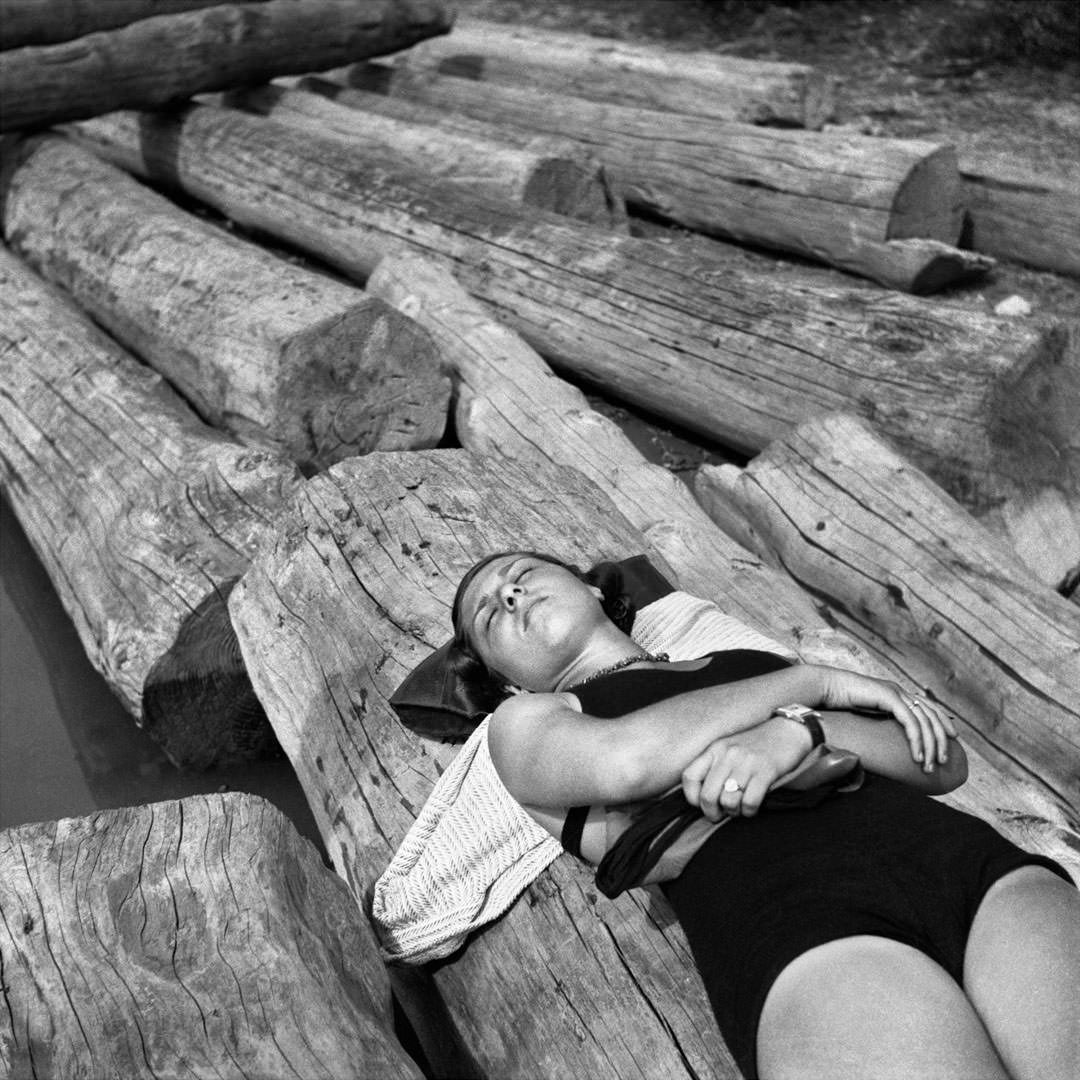 Nicolás Muller: Napozó. Magyarország / Sunbather. Hungary /  Bañista tomando el sol. Hungría, 1935 © Ana Muller Gyűjtemény / Ana Muller Collection / Fondo Ana Muller