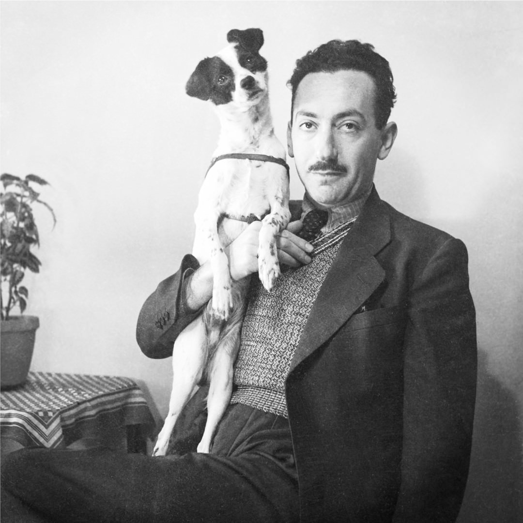 Nicolás Muller: Nicolás Muller Samuval (önarckép). Tanger, Marokkó. / Nicolás Muller with Samu (self-portrait). Tangier, Morocco / Nicolás Muller, con Samu. (autorretrato) Tánger, Marruecos, c. 1942 ©Ana Muller Gyűjtemény / Ana Muller Collection / Fondo Ana Muller