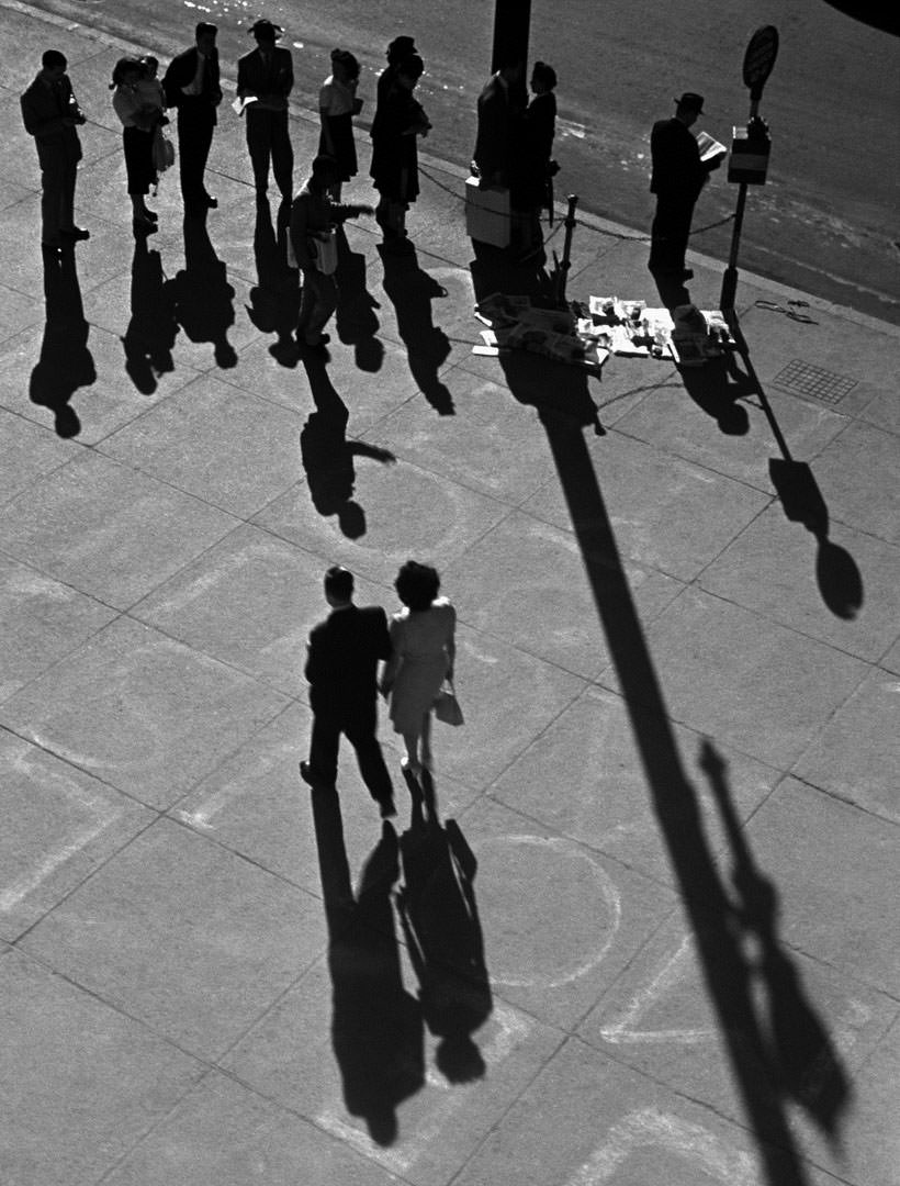 Thomaz Farkas: Buszra várakozók Anhangabaúban | Bus line at Anhangabaú, São Paulo, 1945 © Thomaz Farkas Estate/Instituto Moreira