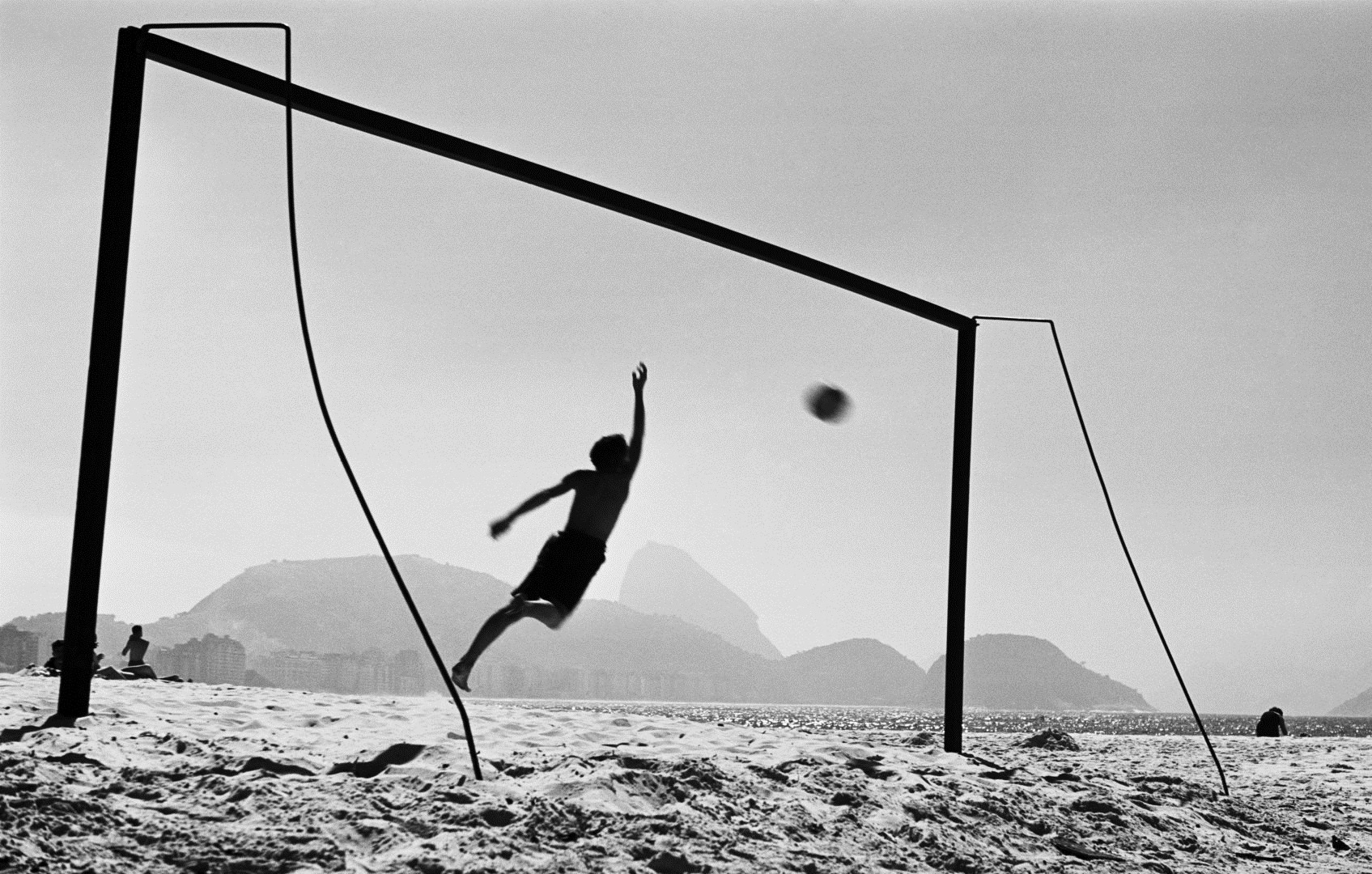 Thomaz Farkas: Copacabana strand | Copacabana beach, Rio de Janeiro, 1947 © Thomaz Farkas Estate/Instituto Moreira Salles