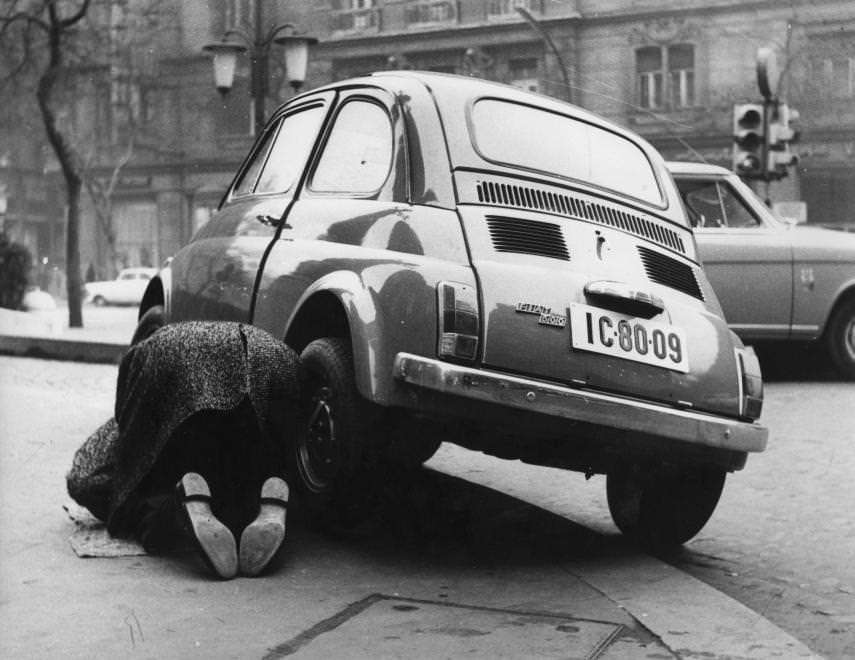 Urbán Tamás: Szent István körút, Fiat 500-as személygépkocsi a Vígszínház előtt, 1975 © Urbán Tamás/Fortepan