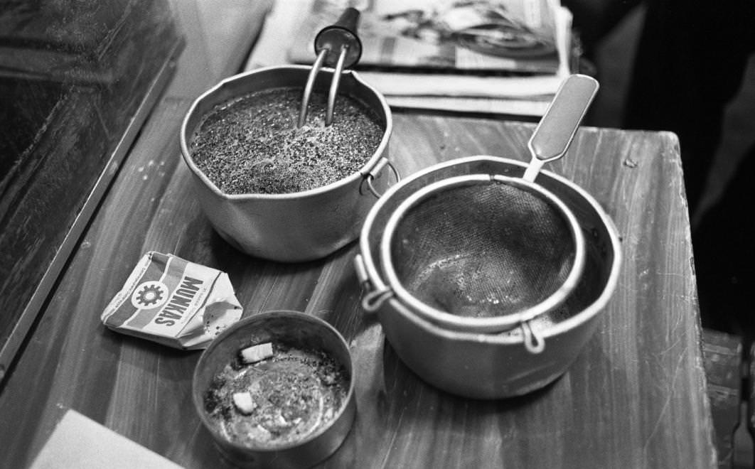 Urbán Tamás: Márianosztrai Fegyház és Börtön, túladagolt tea (dobi) főzése merülőforralóval, 1987 © Urbán Tamás/Fortepan