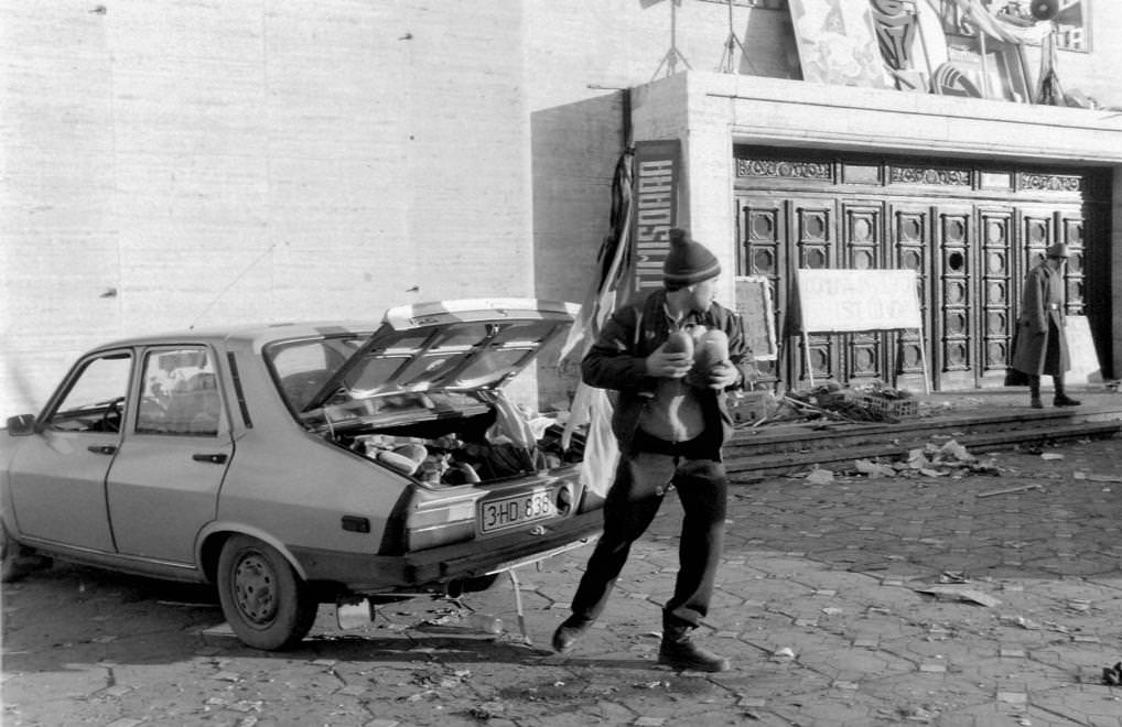 Urbán Tamás: Piata Victoriei, Román Nemzeti Színház és Operaház. Romániai forradalom, Temesvár, 1989 © Urbán Tamás/Fortepan