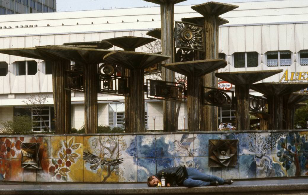 Urbán Tamás: Alexanderplatz, Népek Barátsága szökőkút (Brunnen der Völkerfreundschaft). 1990 © Urbán Tamás/Fortepan